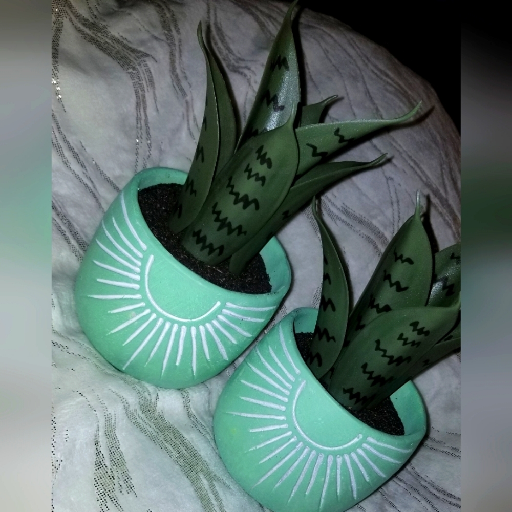 Set of 2 fake plant decor